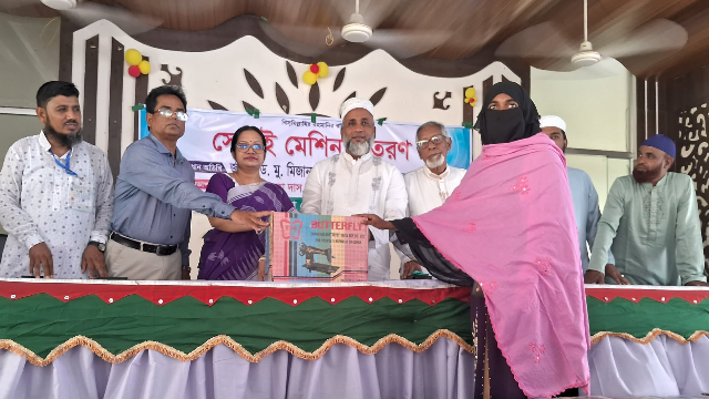 নাচোলে নারীদের মাঝে সেলাই মেশিন বিতরণ
