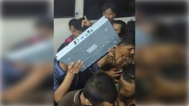 হামলার ফুটেজ না দেওয়ায় সিসিটিভির হার্ডডিক্স খুলে নিলেন সাংবাদিকেরা