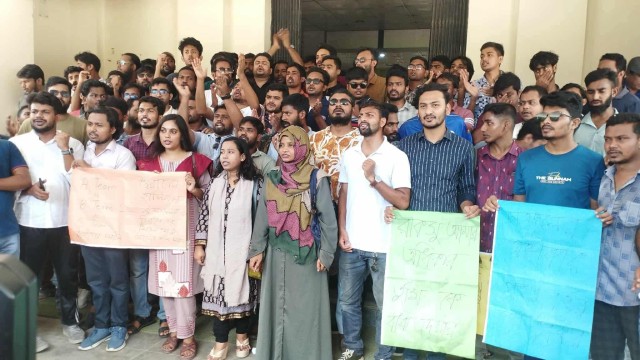 প্রথমবর্ষের শিক্ষার্থীদের ভোটার তালিকায় অন্তর্ভুক্তির দাবিতে ছাত্রদলের বিক্ষোভ