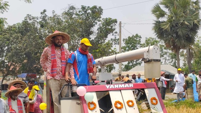 সমলয় চাষাবাদের লক্ষ্যে কম্বাইন হারভেস্টার যন্ত্র দ্বারা ধান কর্তন।