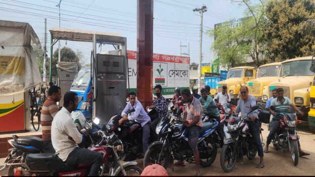 মোহনপুর নির্ধারিত মুল্যের চেয়ে বাড়তি দামে বিক্রি হচ্ছে তেল নিশ্চুপ প্রশাসন