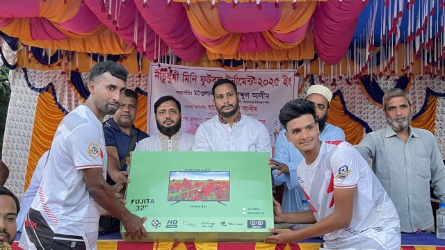 বারঘরিয়াকে হারিয়ে ট্রফি ছিনিয়ে নিল মহানন্দা ইউনাইটেড ফুটবল দল