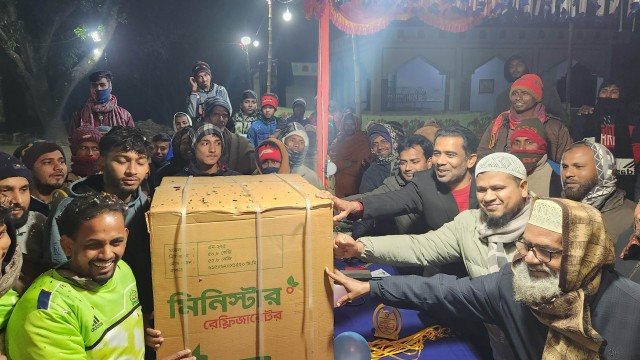 শিবগঞ্জের ধাইনগরে নাইট মিনি ফুটবল টুর্নামেন্টের ফাইনাল অনুষ্ঠিত
