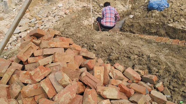 ভোলাহাটে গভীর নলকূপের কাজে ৪০ বছর আগের ইট ব্যবহারের অভিযোগ