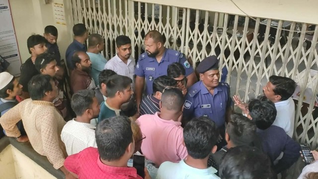 আইনজীবী ও বিরোধী পক্ষের মধ্যে মারামারিতে গুরুতর আহত ৪, সাংবাদিককে আটকে রেখে নির্যাতন
