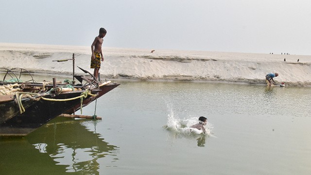 তীব্র তাপপ্রবাহে পুড়ছে দেশের যে ৮ জেলা