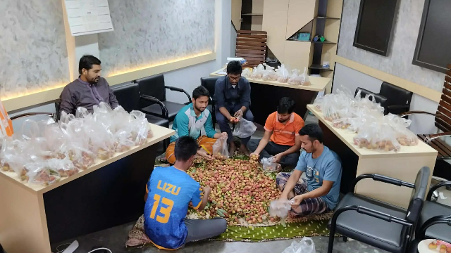 রাবিতে হলের গাছ থেকে লিচু পেড়ে রুমে রুমে পৌঁছে দিলেন হল সংসদের নেতারা