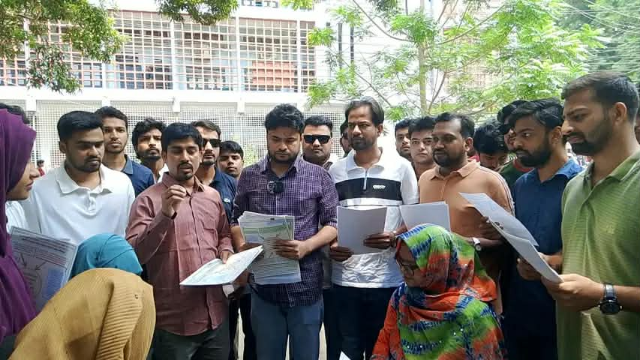 জুলাই সনদ নিয়ে দেশবিরোধী অপপ্রচারের প্রতিবাদে রাবি ছাত্রদলের লিফলেট বিতরণ