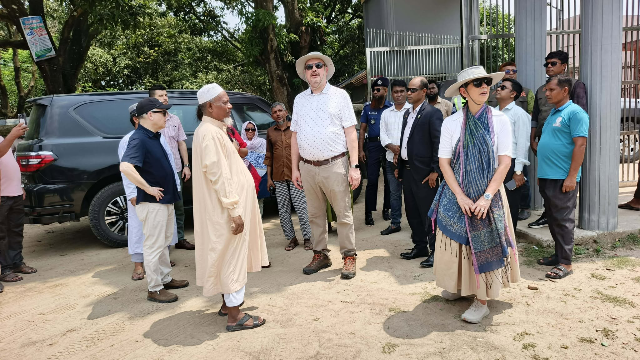 সোনামসজিদ স্থলবন্দর ও প্রাচীন গৌড়ের ঐতিহাসিক স্থাপনা পরিদর্শন করলেন মার্কিন রাষ্ট্রদূত