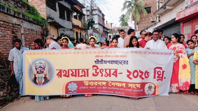 বর্ণাঢ্য শোভাযাত্রার মধ্যে দিয়ে চাঁপাইনবাবগঞ্জে অনুষ্ঠিত হয়ে গেলো রথযাত্রার অনুষ্ঠানিকতা