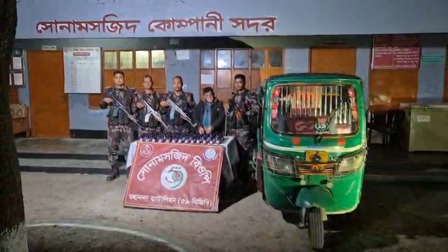 শিবগঞ্জ সীমান্তে বিজিবির অভিযানে মাদকসহ আটক ১, জব্দ সিএনজি