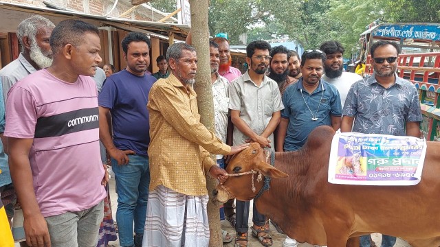 মেসার্স ঢাকা ইলেকট্রনিকসে মিনিস্টার ফ্রিজ কিনে গরু পেলেন ভাগ্যবান ক্রেতা