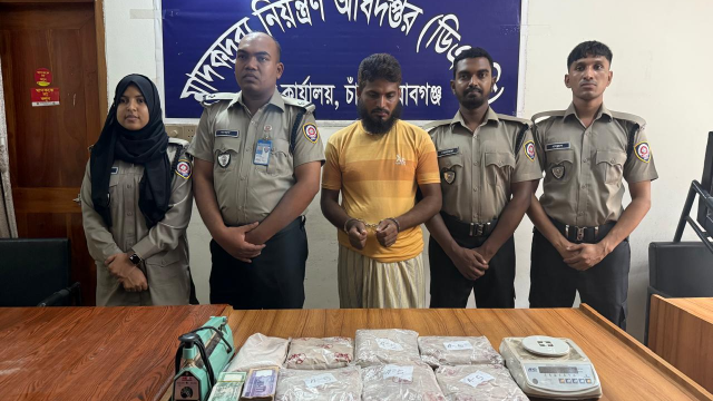 ৩ কেজি ৩০০ গ্রাম হেরোইন ও নগদ ২.৫ লাখ টাকা সহ চাঁপাইনবাবগঞ্জে মাদক ব্যবসায়ী গ্রেফতার