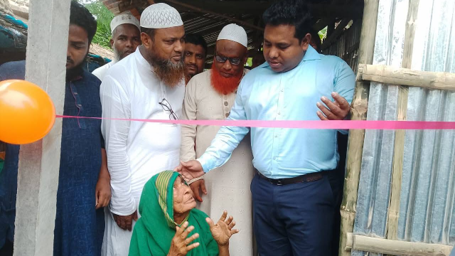 ভোলাহাটে ইউএনও ও জামায়াতের সহযোগিতায় নতুন ঘর পেলেন সেই বৃদ্ধা
