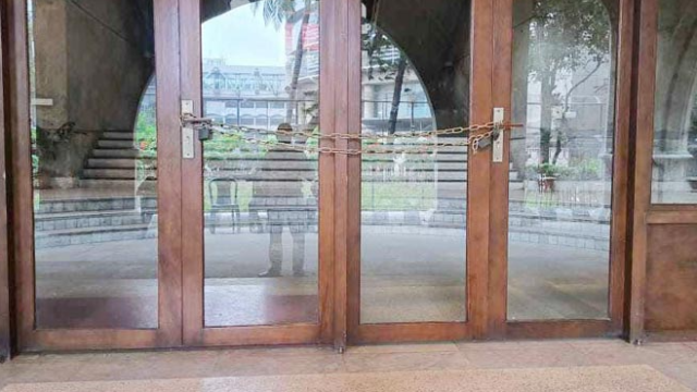 নগর ভবনে ইশরাক সমর্থকদের তালা, প্রশাসনিক কার্যক্রম-সেবা বন্ধ