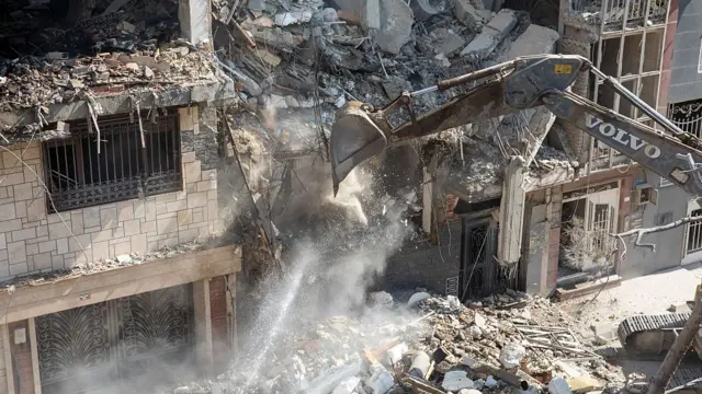 ইরানের আঘাতে কাঁপছে ইসরায়েল, হামলার আওতায় মার্কিন ঘাঁটি