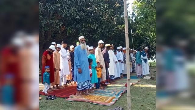 সৌদির সাথে মিল রেখে চাঁপাইনবাবগঞ্জে ঈদের নামাজ আদায়