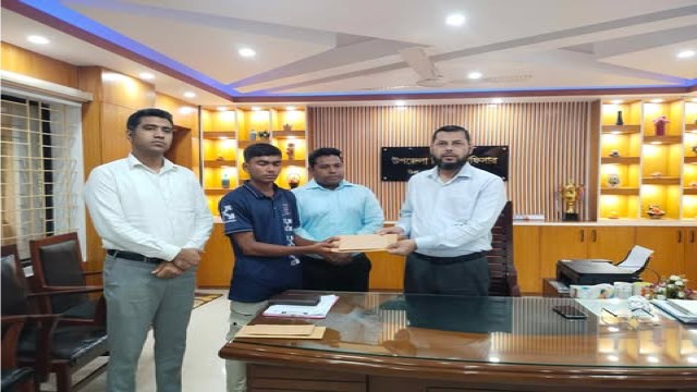 জেলা প্রশাসকের শিক্ষা সহায়তা পেলেন রিকশা চালিয়ে জিপিএ -৫ পাওয়া রোমান আলী