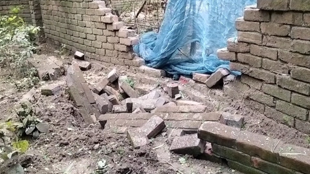 চাঁপাইনবাবগঞ্জে কবরস্থানে ককটেল বিস্ফোরণ, আতঙ্কিত এলাকাবাসী