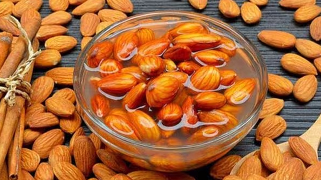 সকালে খালি পেটে ভেজানো কাঠবাদাম খাওয়ার ১০ উপকারিতা