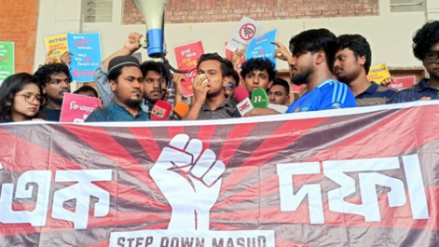 কুয়েট ভিসিকে ২৪ ঘণ্টার আল্টিমেটাম, পদত্যাগ না করলে আমরণ অনশন