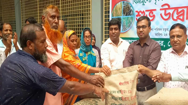গোমস্তাপুরে বিনামূল্যে বীজ ও রাসায়নিক সার বিতরণ