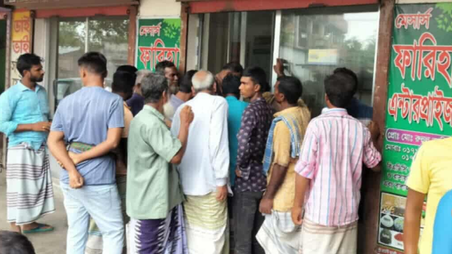 গোমস্তাপুরে সার সংকটে দিশেহারা আমন ধান চাষিরা:চাষাবাদে দুশ্চিন্তা