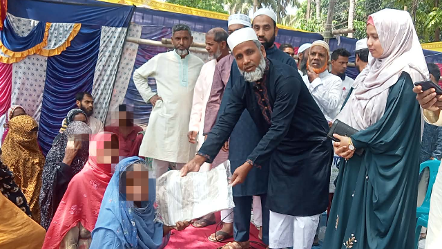 গোমস্তাপুরে প্রধানমন্ত্রীর ত্রাণ ও কল্যাণ তহবিল থেকে শাড়ি ও নগদ অর্থ বিতরণ