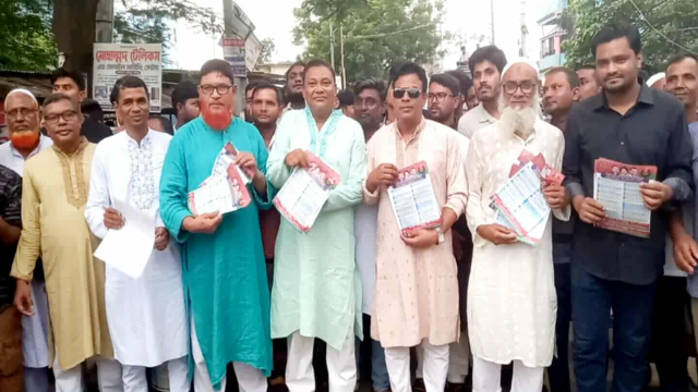 গোমস্তাপুর ইউনিয়ন বিএনপির উদ্যোগে ৩১ দফা বাস্তবায়নের লক্ষে লিফলেট বিতরণ ও পথসভা