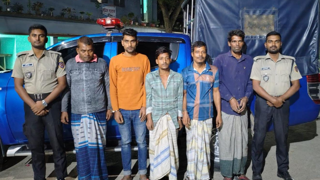 গোমস্তাপুরে মাদকবিরোধী অভিযানে গাঁজাসহ ৫ জন আটক