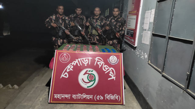 চাঁপাইনবাবগঞ্জ সীমান্তে বিপুল পরিমাণ ভারতীয় নেশাজাতীয় ট্যাবলেট উদ্ধার করেছে বিজিবি