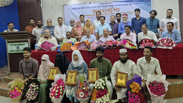 ডাকসু ও হল সংসদে নির্বাচিত শিক্ষার্থীদের সংবর্ধনা দিল চাঁপাইনবাবগঞ্জ জেলা সমিতি