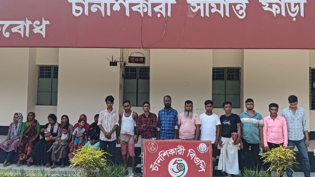 চাঁপাইনবাবগঞ্জ সীমান্তে নারী-শিশুসহ ১৯ জনকে পুশ ইন করেছে বিএসএফ