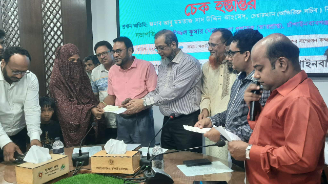 চাঁপাইনবাবগঞ্জে সড়ক দুর্ঘটনায় নিহত ১৬ পরিবার পেলেন ৮০ লক্ষ টাকার চেক