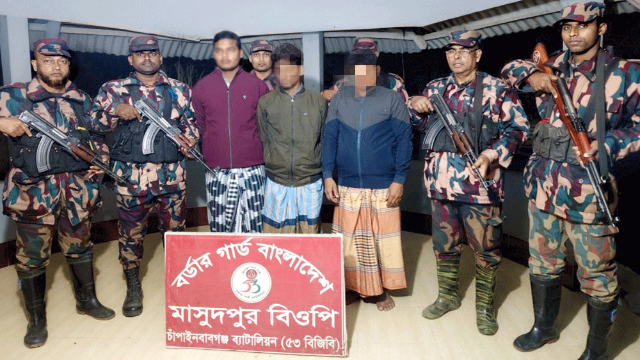 চাঁপাইনবাবগঞ্জ সীমান্তে ভারতীয় দুই গরু চোরাকারবারি ও বাংলাদেশি সহযোগী আটক