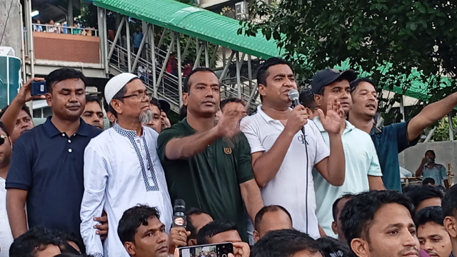 পদত্যাগ না করলে ঢাবি উপাচার্যকে ‘টেনে নামানোর’ হুঁশিয়ারি