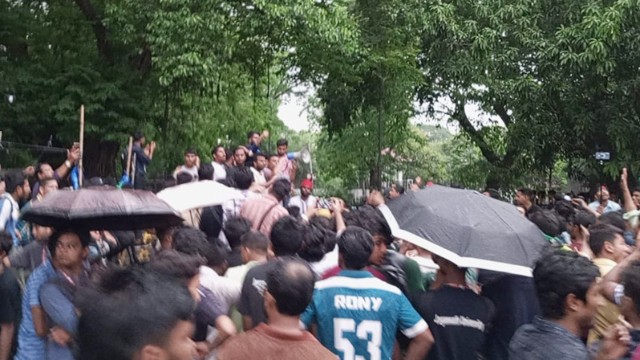 বৃষ্টি উপেক্ষা করে আন্দোলনে অনড় জবি শিক্ষার্থীরা