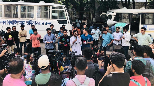 ডাকসু নির্বাচনের দাবিতে বাগছাসের বিক্ষোভ, আমরণ অনশনে শিক্ষার্থীরা
