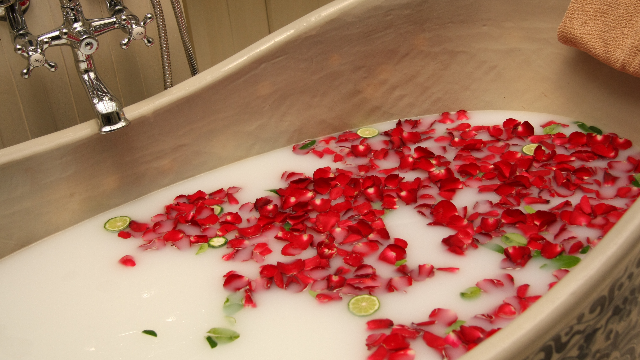 দুধ দিয়ে গোসল করলে আসলে কী হয়