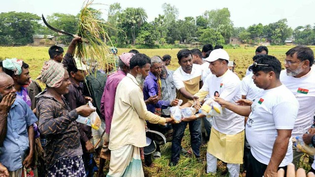 কেন্দ্রীয় বিএনপি নেতার উদ্যোগে মান্দায় কৃষকদের মাঝে খাবার ও স্যালাইন বিতরণ