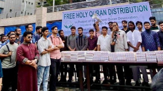 অবমাননার প্রতিবাদে নর্থ সাউথ বিশ্ববিদ্যালয়ে বিনামূল্যে কোরআন বিতরণ