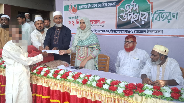 নাচোলে প্রধানমন্ত্রীর ত্রাণ তহবিল থেকে শাড়ি ও নগদ অর্থ বিতরণ