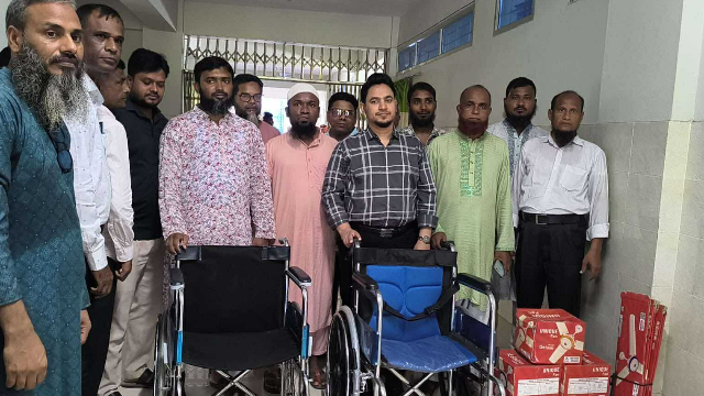 নাচোলে জামায়াতে ইসলামীর পৌর আমীর মুনিরুল ইসলামের উদ্যোগে হুইলচেয়ার ও ফ্যান হস্তান্তর