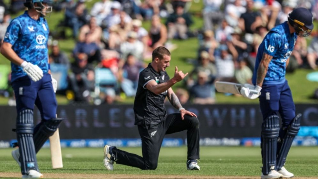 রুদ্ধশ্বাস জয়ে ইংল্যান্ডকে হোয়াইটওয়াশ করলো নিউজিল্যান্ড