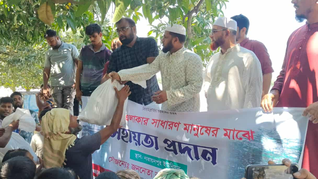 চাঁপাইনবাবগঞ্জে পানিবন্দি ৩৫০ পরিবারের পাশে জামায়াতে ইসলামী