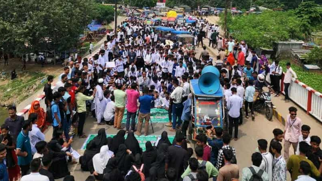চাঁপাইনবাবগঞ্জে পলিটেকনিক শিক্ষার্থীদের সড়ক অবরোধে ঘণ্টাব্যাপী যান চলাচল বন্ধ
