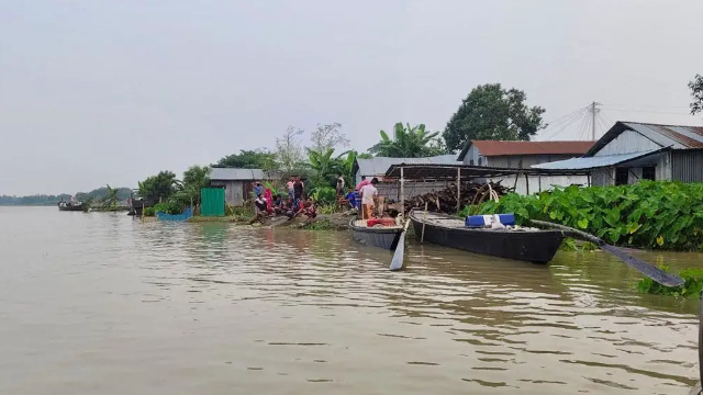 চাঁপাইনবাবগঞ্জে পদ্মার পানি বাড়ছে, প্লাবিত নতুন নতুন এলাকা – হাজারো পরিবার পানিবন্দী