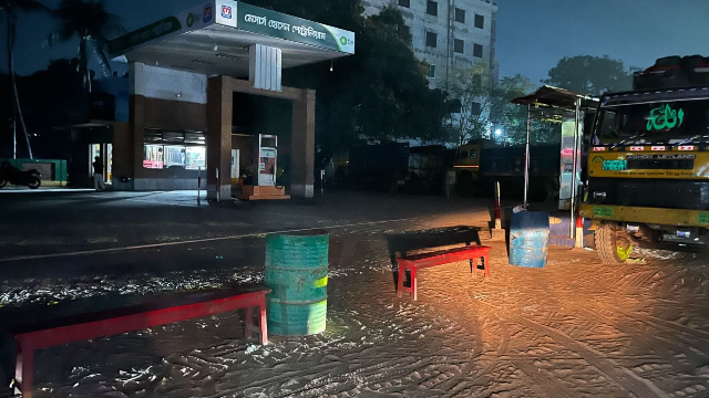 চাঁপাইনবাবগঞ্জ জেলার অধিকাংশ ফিলিং স্টেশন তেল সংকটে বন্ধ