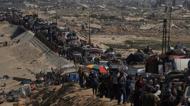 গাজায় চলছে ভয়াবহ হামলা, প্রাণ বাঁচাতে পালাচ্ছেন হাজারো ফিলিস্তিনি
