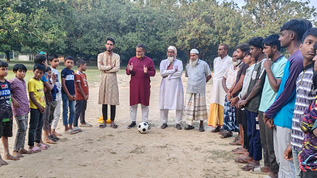 জামায়াতে ইসলামী মনোনীত রহনপুর পৌর মেয়র প্রার্থীর ফুটবল বিতরণ